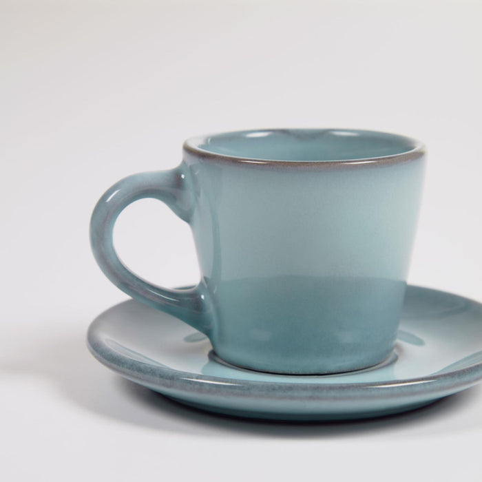 Taza de café Airena con plato de cerámica azul