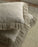 Funda de cojín Delcie de algodón y yute con flecos beige 60 x 60 cm
