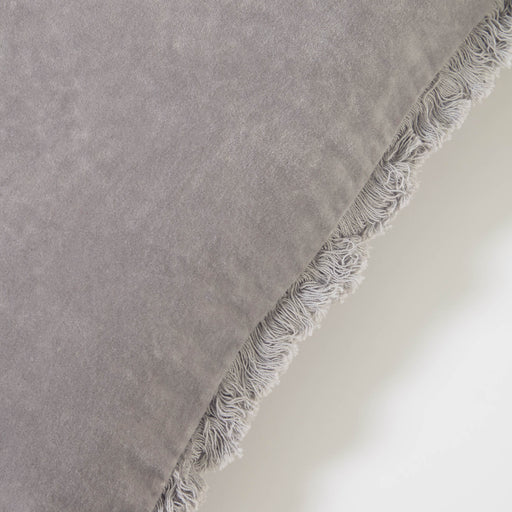 Funda cojín Cedella 100 % algodón terciopelo y flecos gris 45 x 45 cm