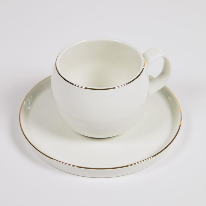 Taza de café Taisia con plato de porcelana blanco