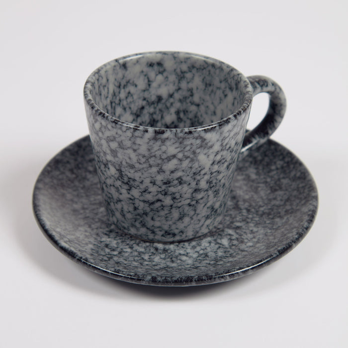 Taza de café Airena con plato de cerámica negro